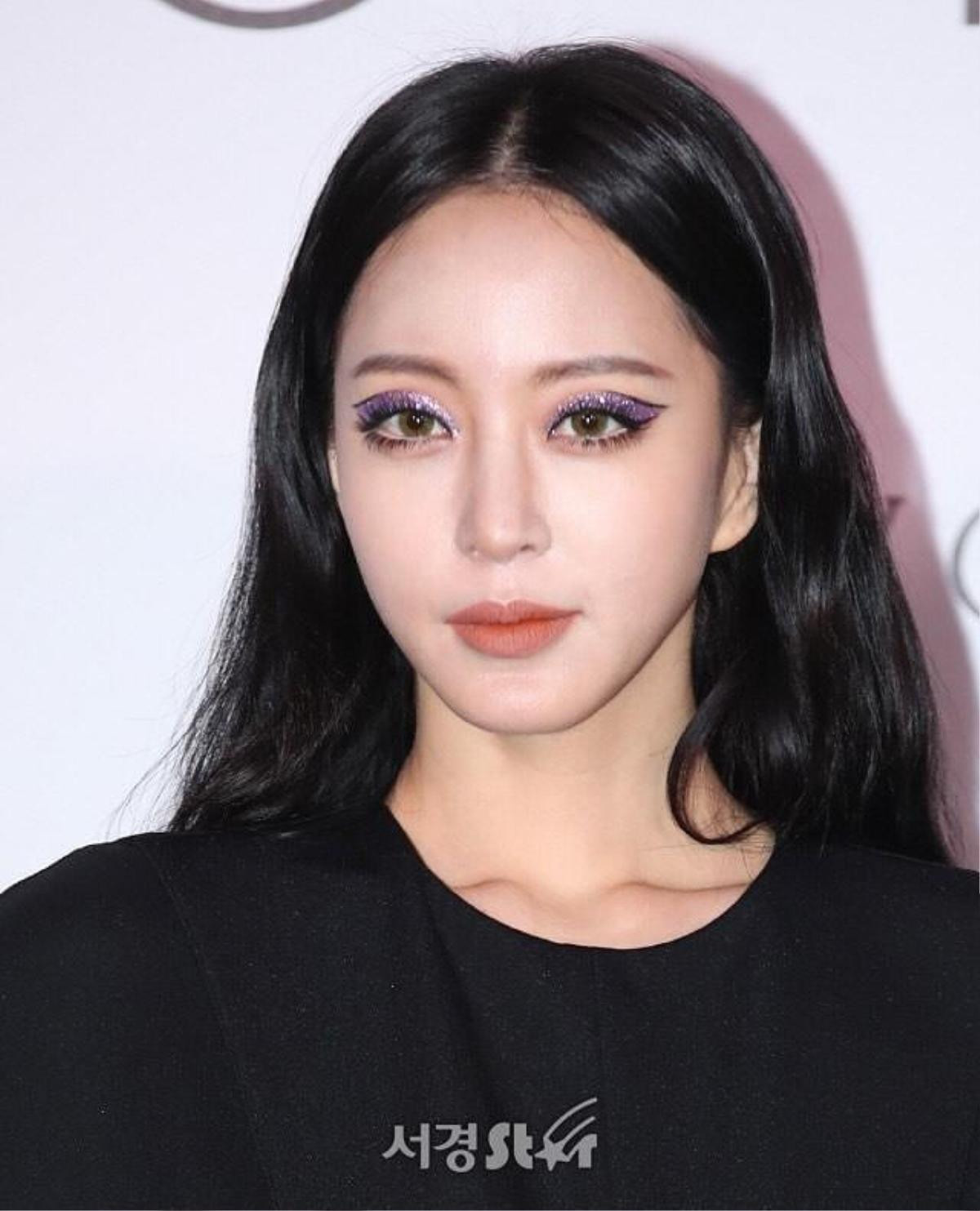 Han Ye Seul tiếp tục khiến dân tình đổ rầm với cách makeup lạ mắt và thần thái không thể chê bai Ảnh 5