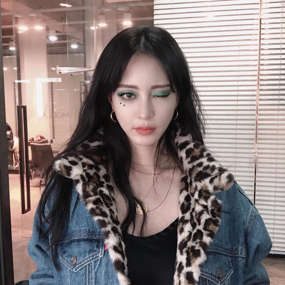 Han Ye Seul tiếp tục khiến dân tình đổ rầm với cách makeup lạ mắt và thần thái không thể chê bai Ảnh 9