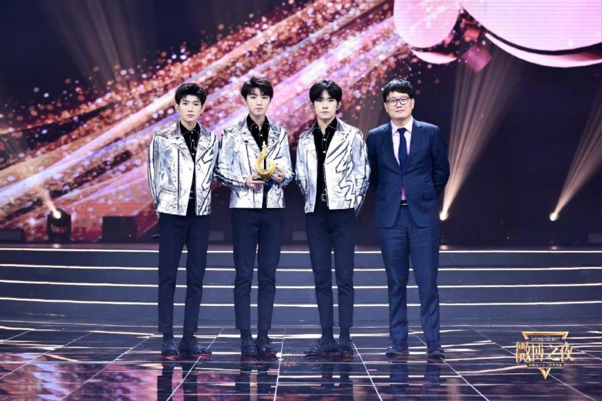 Tại đêm hội Weibo 2019, TFBOYS biểu diễn lại những ca khúc đã từng làm nên lịch sử Ảnh 4