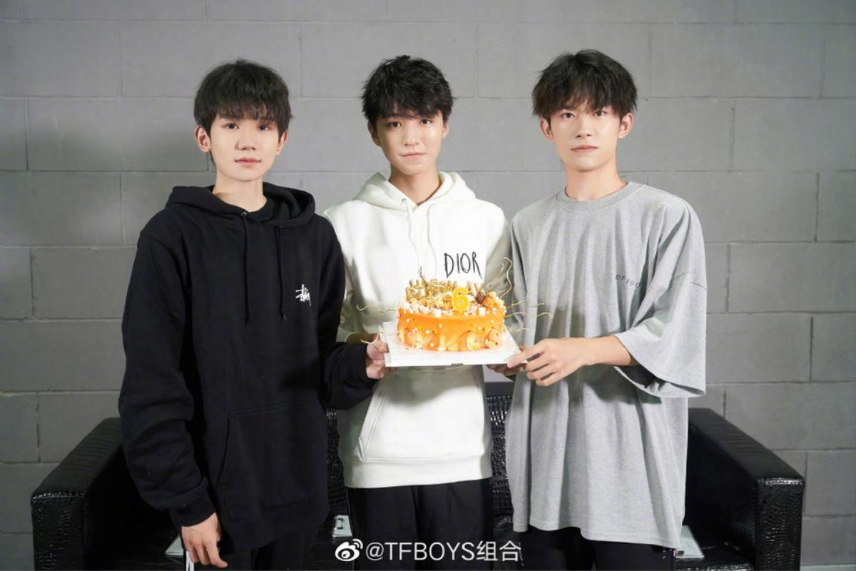 Tại đêm hội Weibo 2019, TFBOYS biểu diễn lại những ca khúc đã từng làm nên lịch sử Ảnh 8