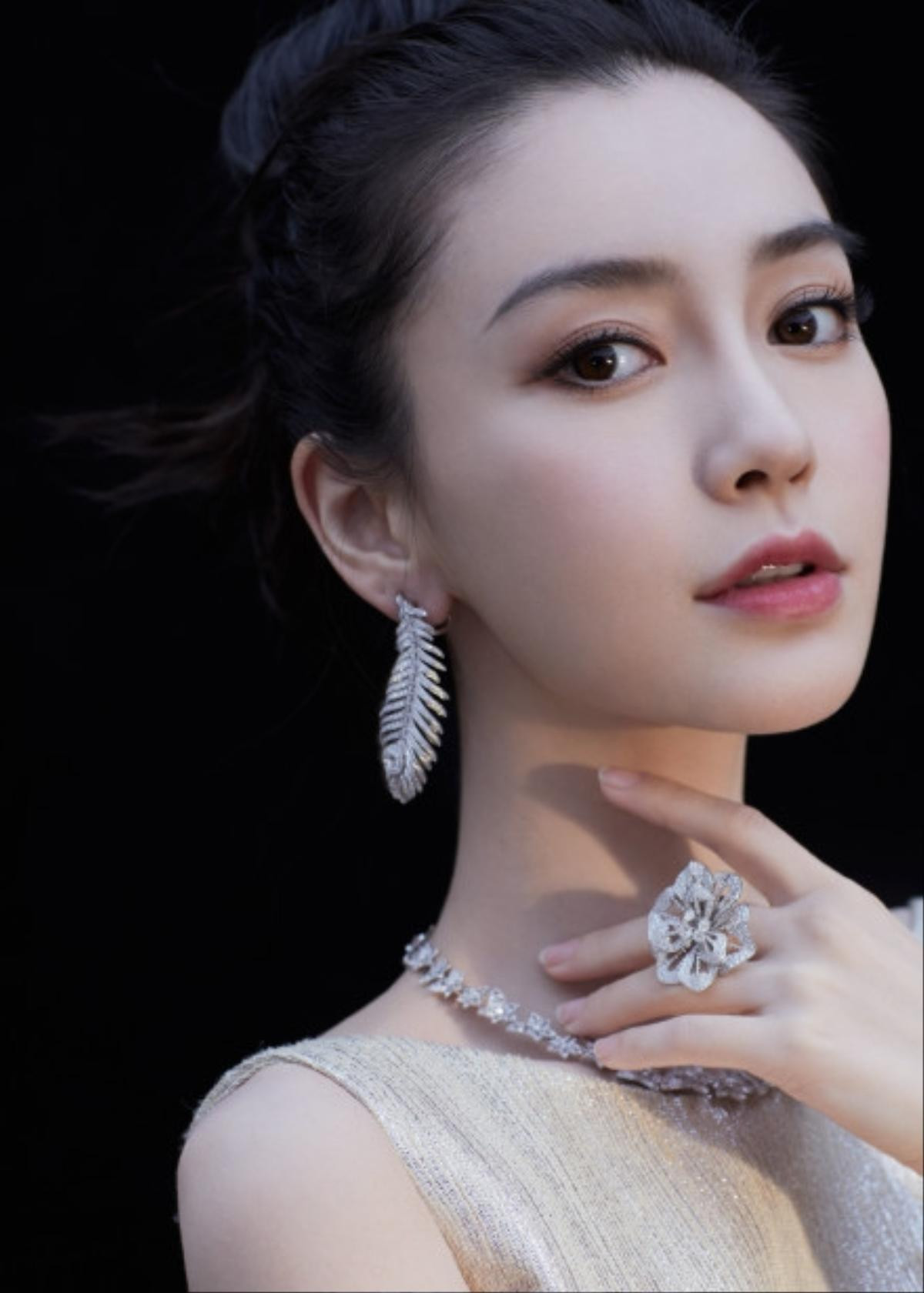 Angelababy lịch thiệp, ghi điểm trong mắt công chúng khi đỡ tay đàn chị Lưu Diệc Phi bước xuống sân khấu Ảnh 2