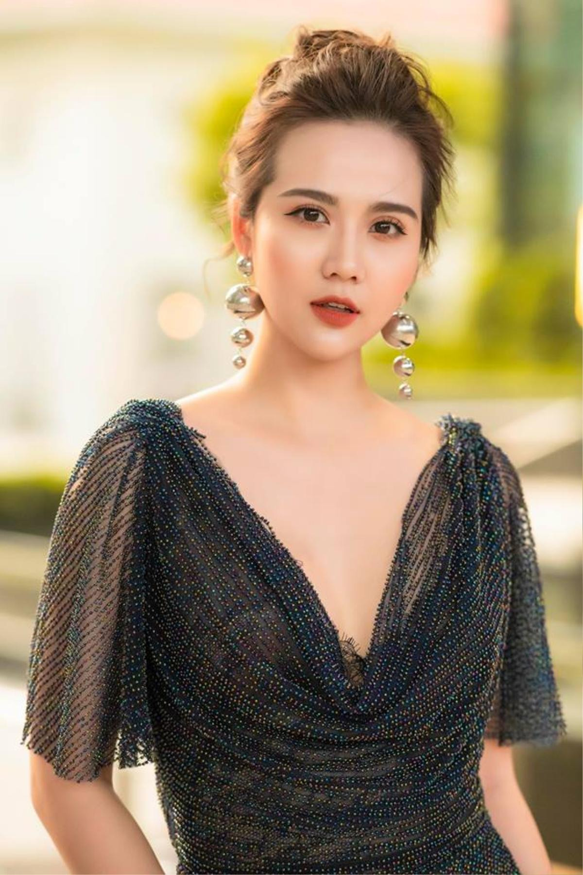 Hậu ly hôn, Huyền Lizzie gây 'sốt' với bộ ảnh 'chất lừ' cùng màu tóc bạch kim cá tính Ảnh 1