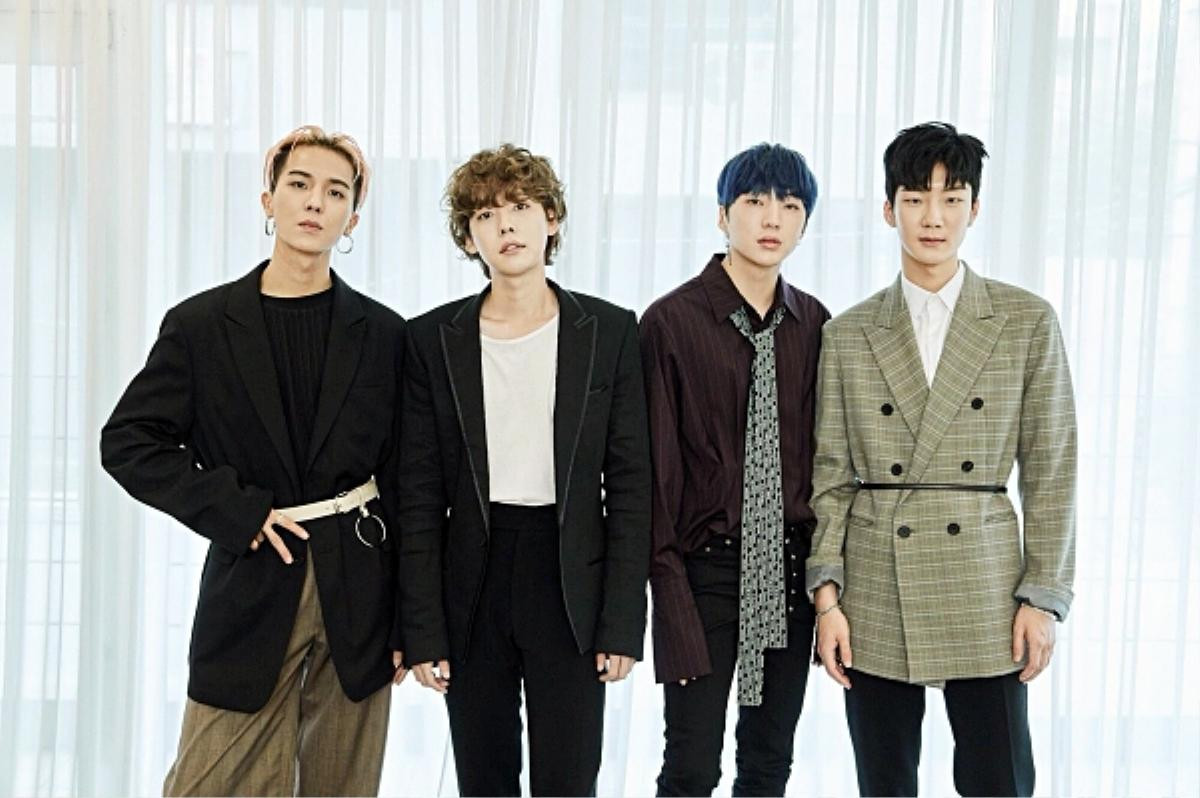 WINNER bất ngờ cover lại bản hit của đàn em BLACK PINK trong concert tại Thái Lan Ảnh 1