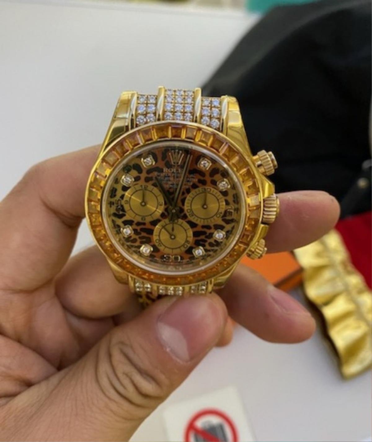 Tiếp viên hàng không trả lại nhẫn kim cương, đồng hồ Rolex cho nữ hành khách Campuchia Ảnh 1