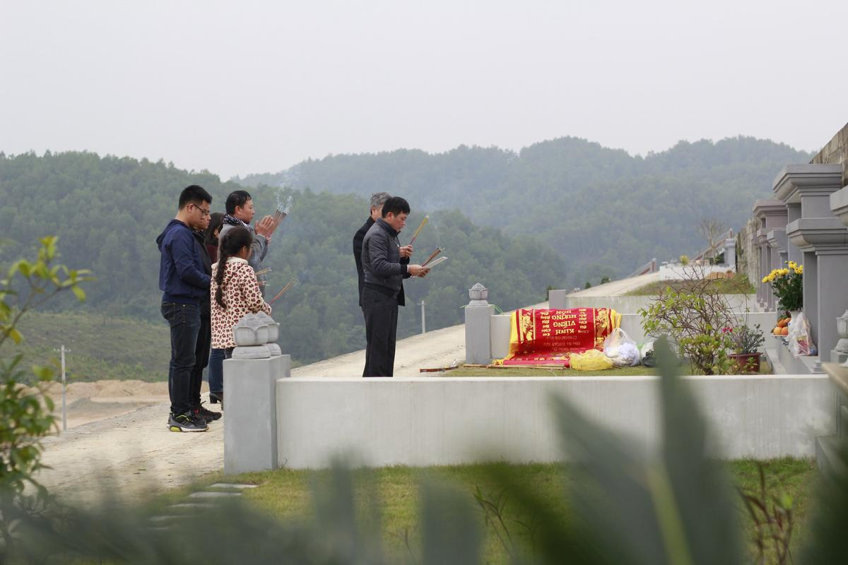 Người Hà Nội sắm đào quất đưa con cháu lên Hòa Bình tảo mộ, mời gia tiên về ăn Tết Ảnh 6