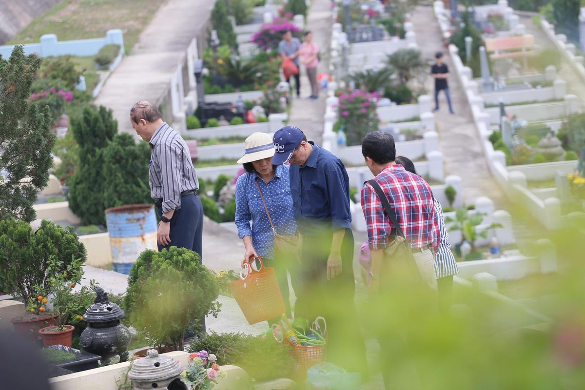 Người Hà Nội sắm đào quất đưa con cháu lên Hòa Bình tảo mộ, mời gia tiên về ăn Tết Ảnh 2