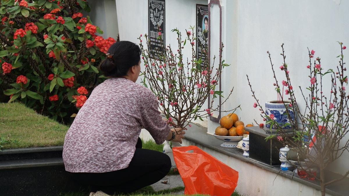 Người Hà Nội sắm đào quất đưa con cháu lên Hòa Bình tảo mộ, mời gia tiên về ăn Tết Ảnh 9