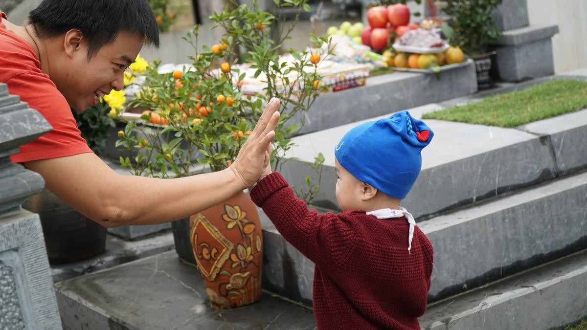 Người Hà Nội sắm đào quất đưa con cháu lên Hòa Bình tảo mộ, mời gia tiên về ăn Tết Ảnh 4