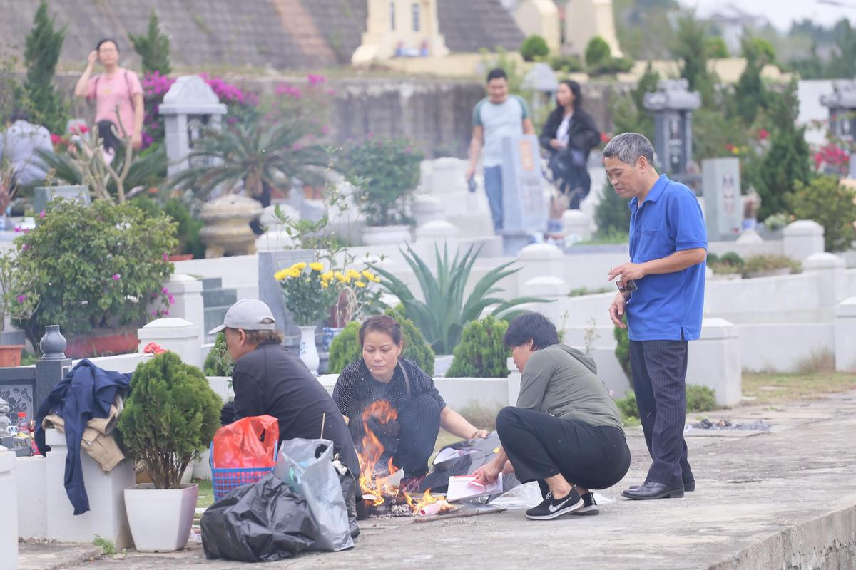 Người Hà Nội sắm đào quất đưa con cháu lên Hòa Bình tảo mộ, mời gia tiên về ăn Tết Ảnh 13