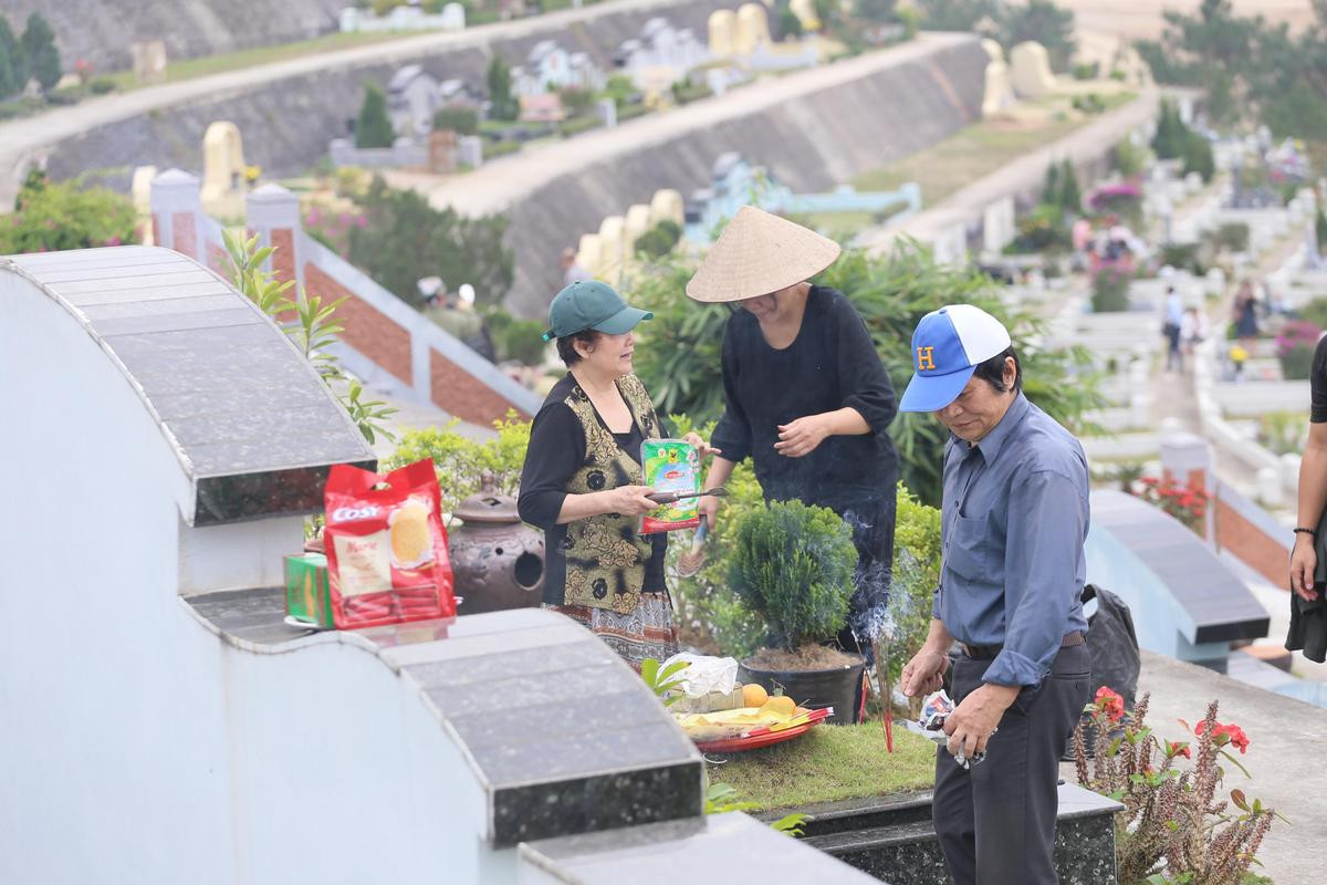 Người Hà Nội sắm đào quất đưa con cháu lên Hòa Bình tảo mộ, mời gia tiên về ăn Tết Ảnh 10