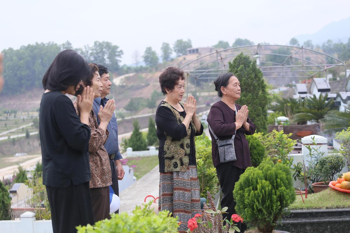 Người Hà Nội sắm đào quất đưa con cháu lên Hòa Bình tảo mộ, mời gia tiên về ăn Tết Ảnh 11