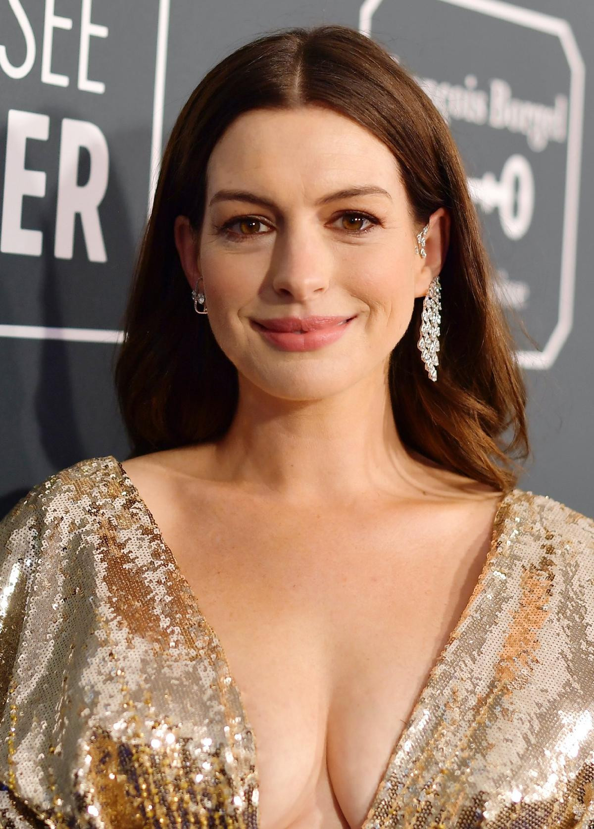 Anne Hathaway được ông xã 'tháp tùng' đi thảm đỏ, không quên khoe vòng một nóng bỏng Ảnh 8