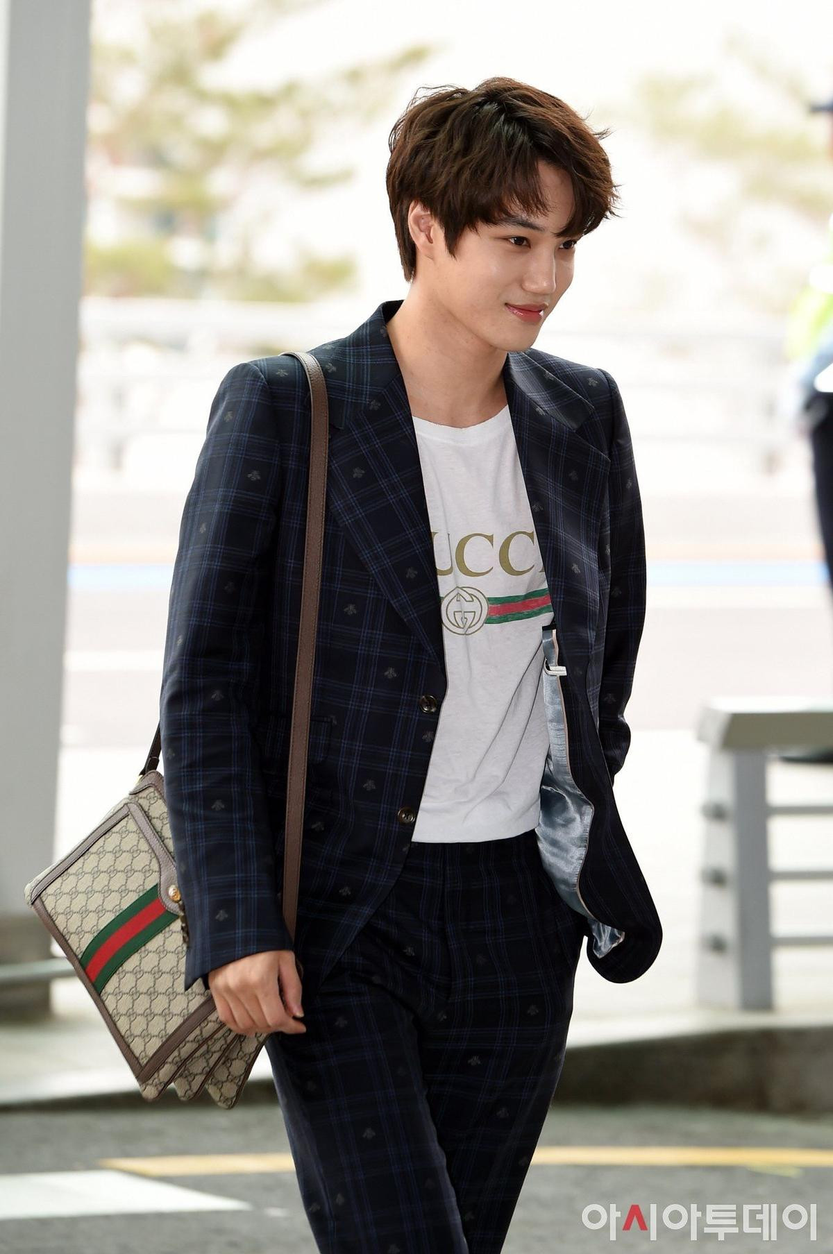 KAI (EXO) chứng minh danh hiệu 'fashion king' qua loạt set trang phục từ đời thường, chụp ảnh đến sân khấu biểu diễn Ảnh 18