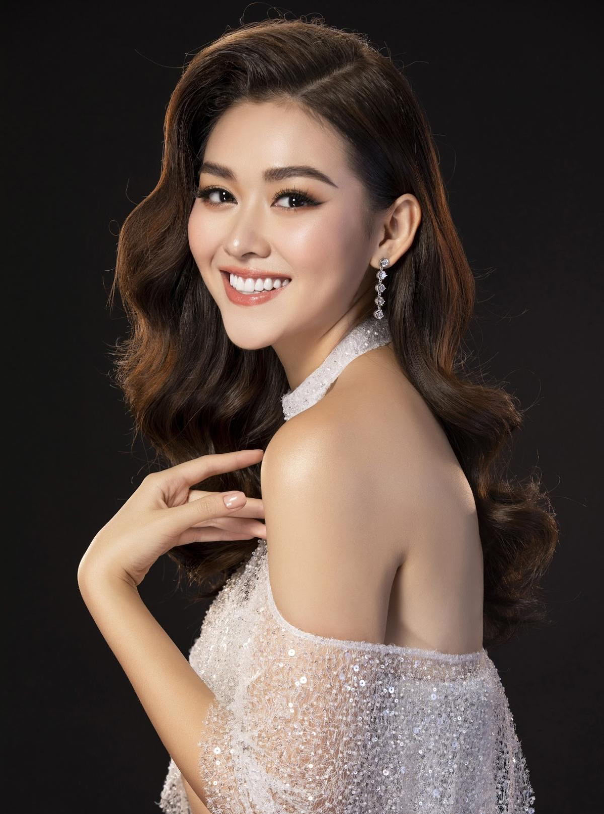 Hoàng Thùy - Lương Thùy Linh - Tường San - Ngọc Châu đồng loạt trượt Top 25 Timeless Beauty 2019 Ảnh 3