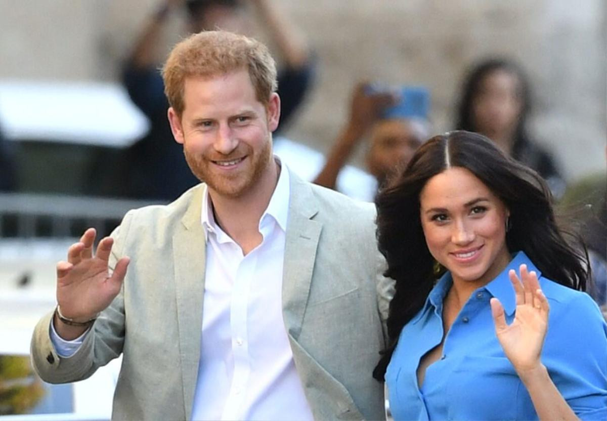 Rời khỏi nhà chồng, Meghan Markle lần đầu xuất hiện với trang phục không đạt tiêu chuẩn hoàng gia Ảnh 1