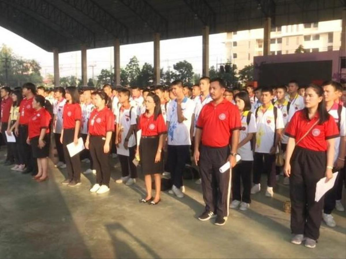 Một trường học Thái Lan đo decibel tiếng hát học sinh trong buổi chào cờ bị chỉ trích dữ dội Ảnh 1