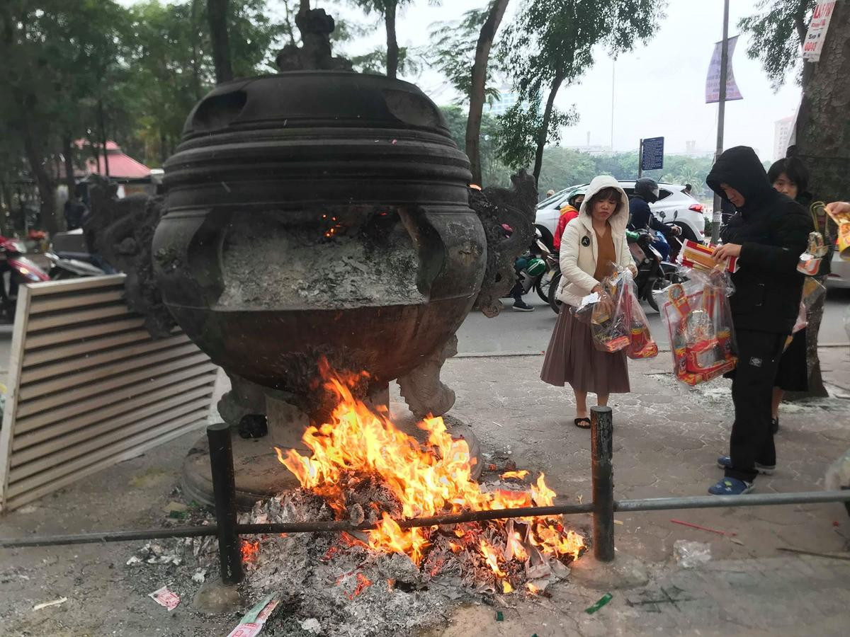 Người dân chen nhau đốt, vàng mã cháy rực bụi mù mịt trong ngày tiễn ông Công ông Táo về trời Ảnh 2