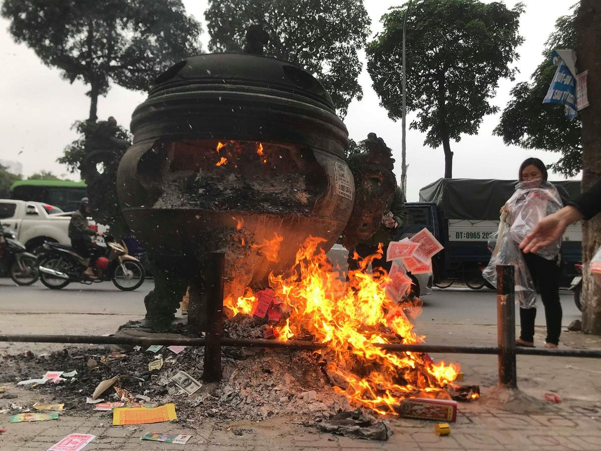 Người dân chen nhau đốt, vàng mã cháy rực bụi mù mịt trong ngày tiễn ông Công ông Táo về trời Ảnh 7