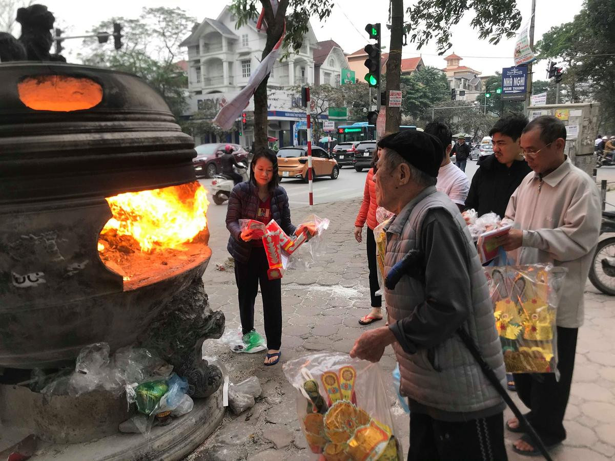 Người dân chen nhau đốt, vàng mã cháy rực bụi mù mịt trong ngày tiễn ông Công ông Táo về trời Ảnh 4