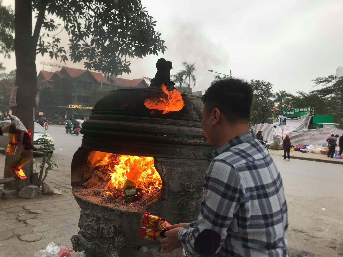 Người dân chen nhau đốt, vàng mã cháy rực bụi mù mịt trong ngày tiễn ông Công ông Táo về trời Ảnh 3