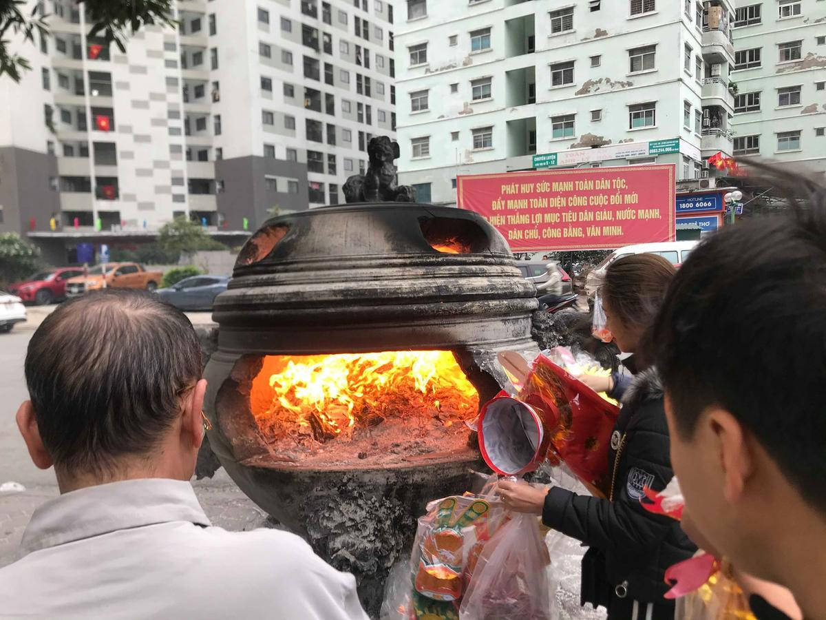 Người dân chen nhau đốt, vàng mã cháy rực bụi mù mịt trong ngày tiễn ông Công ông Táo về trời Ảnh 5