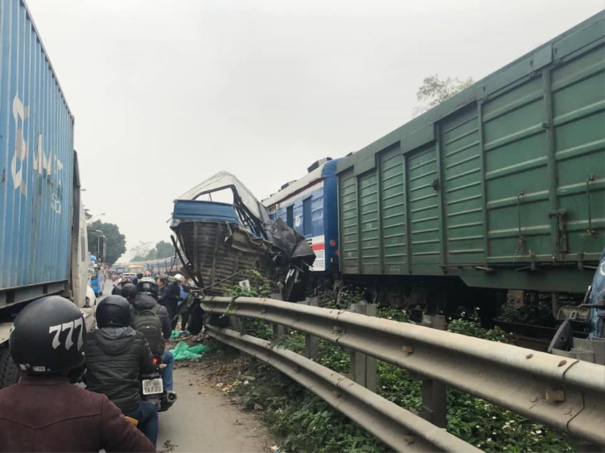 Băng qua đường sắt, ô tô tải bị tàu hoả vò nát, người đàn ông mắc kẹt trong ca bin nguy kịch Ảnh 1