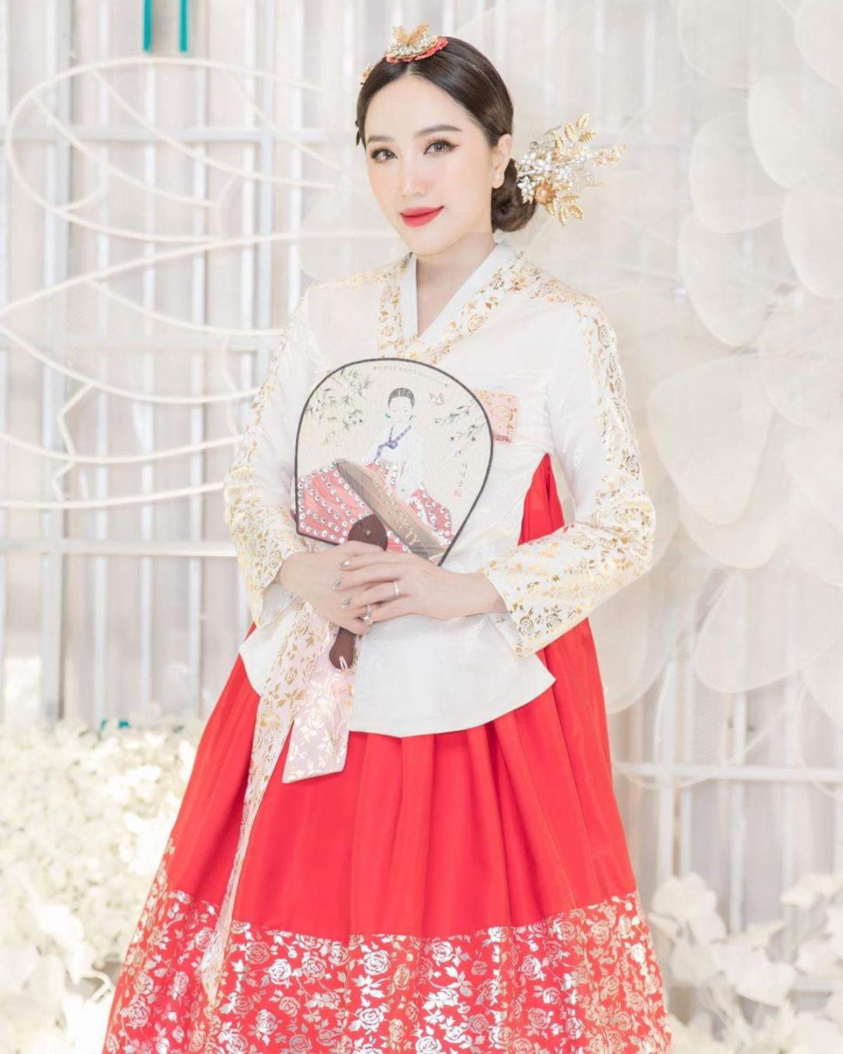 Bảo Thy diện hanbok, khoe vẻ đẹp quên tuổi tác sau khi lấy chồng Ảnh 2