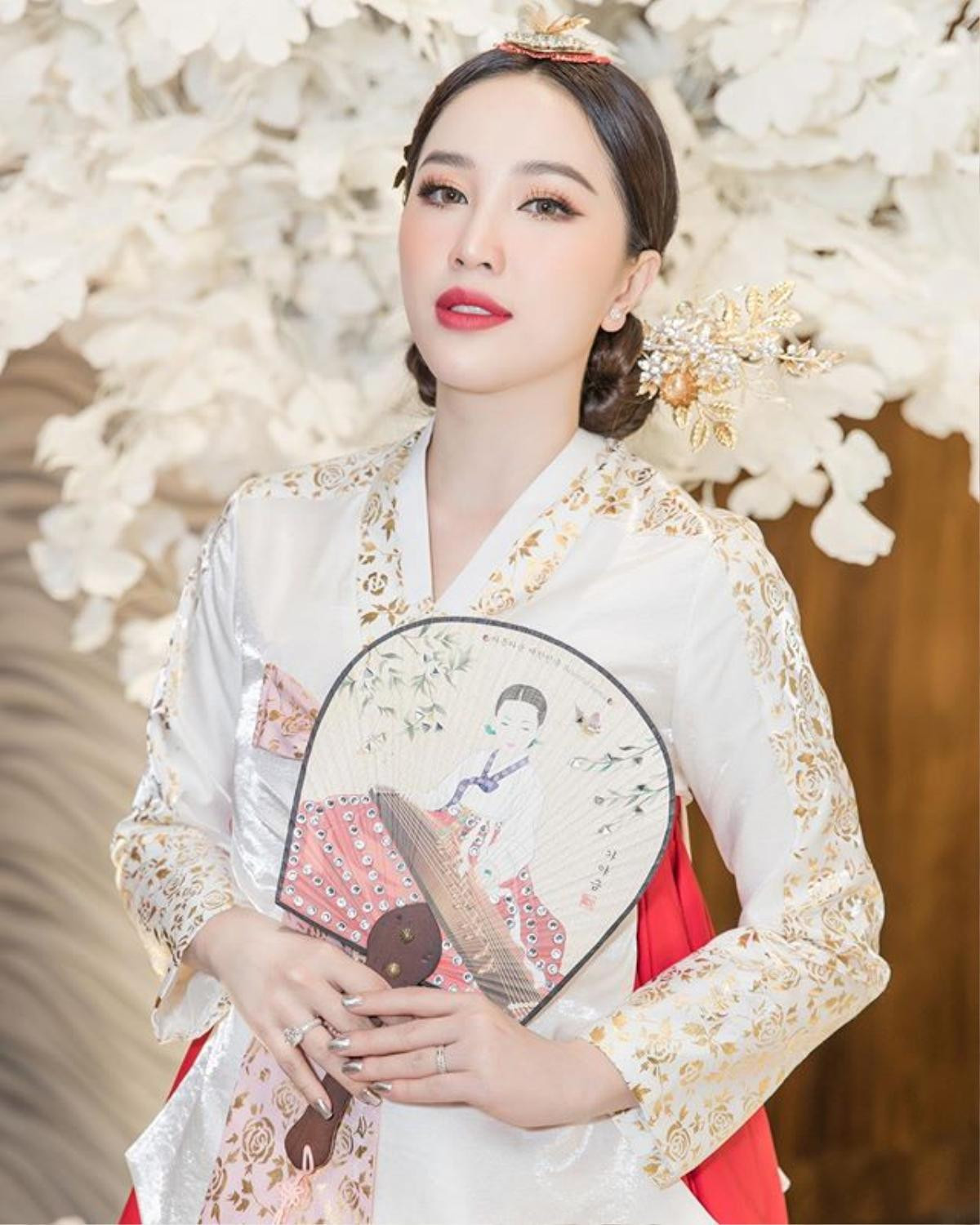 Bảo Thy diện hanbok, khoe vẻ đẹp quên tuổi tác sau khi lấy chồng Ảnh 4