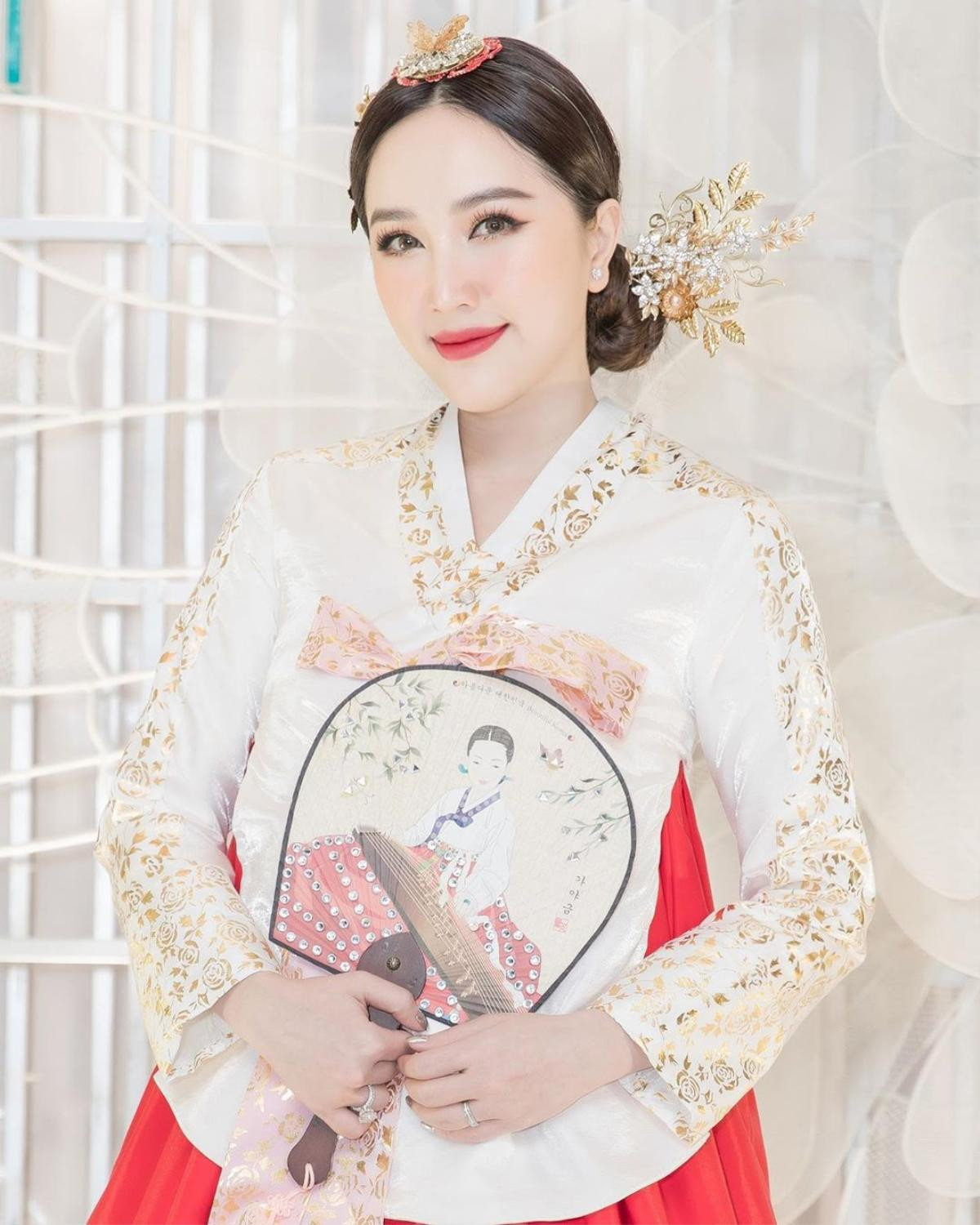 Bảo Thy diện hanbok, khoe vẻ đẹp quên tuổi tác sau khi lấy chồng Ảnh 1