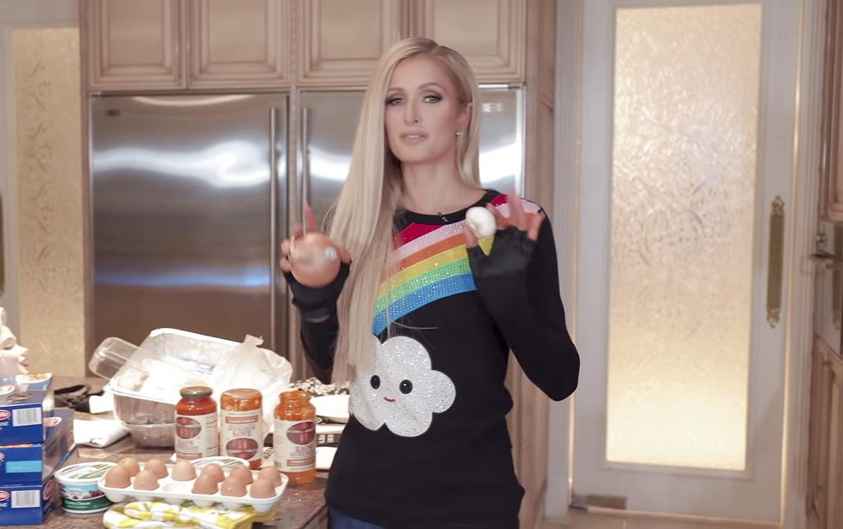 Paris Hilton tập tành làm vlogger ẩm thực, cư dân mạng chỉ phán một câu: 'Mong chị đừng ra video nào nữa' Ảnh 2