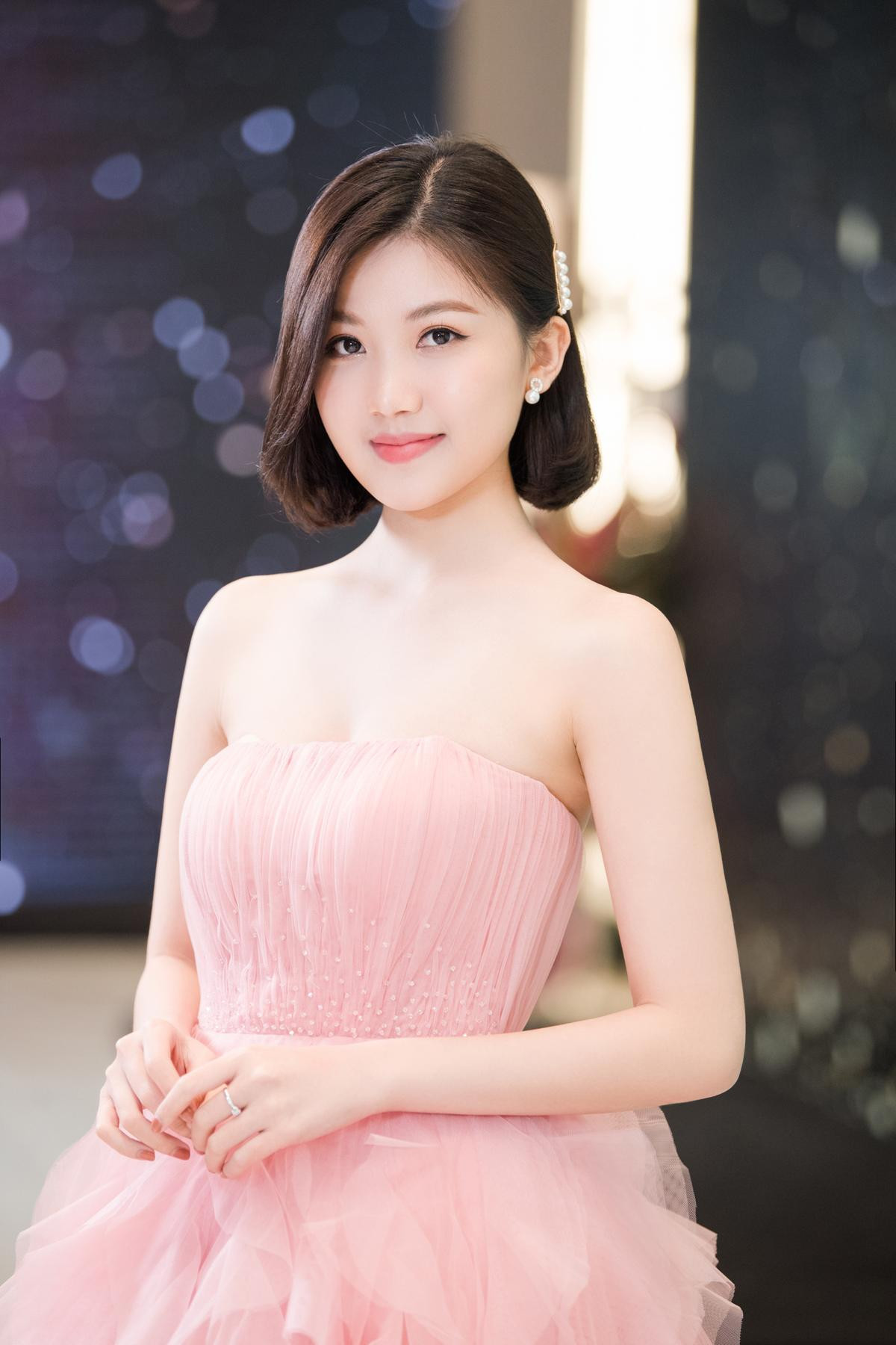 Khánh Vân mặc đầm xanh cúp ngực, fan thốt lên xứng danh Miss Universe Việt Nam Ảnh 8