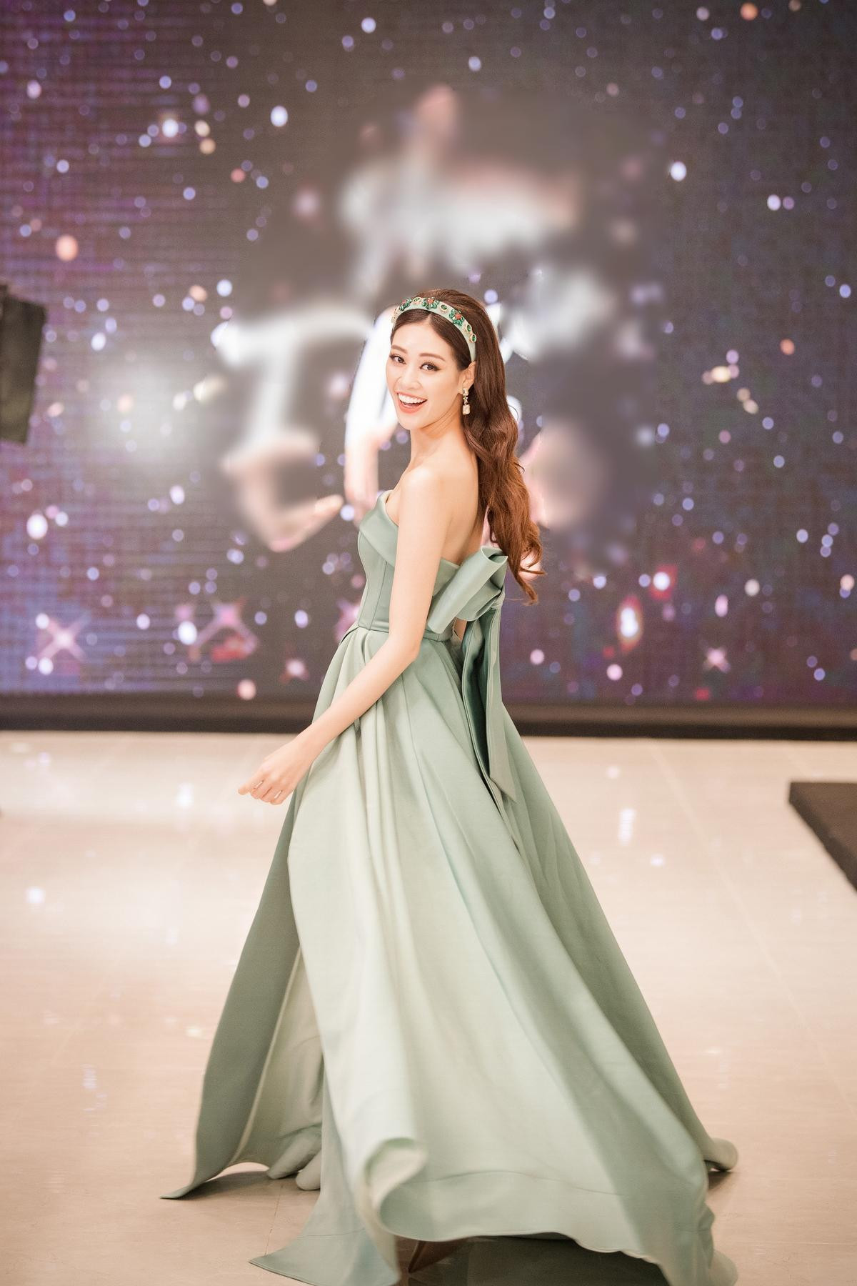 Khánh Vân mặc đầm xanh cúp ngực, fan thốt lên xứng danh Miss Universe Việt Nam Ảnh 1