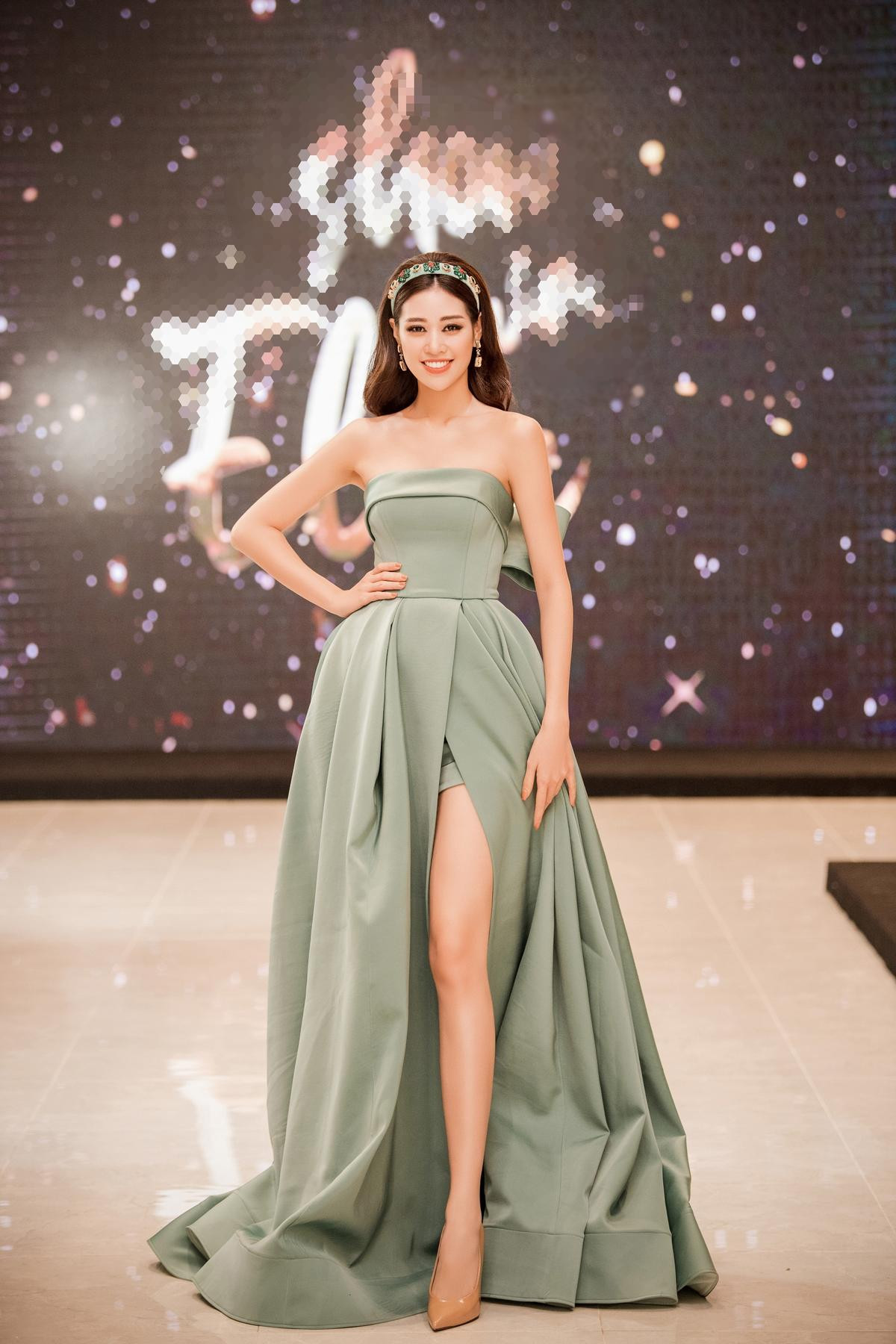 Khánh Vân mặc đầm xanh cúp ngực, fan thốt lên xứng danh Miss Universe Việt Nam Ảnh 2