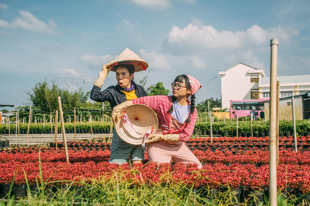 Phương Mỹ Chi lần đầu chia sẻ việc bị nôn mửa, bỏng chân trong quá trình thực hiện MV Đường về quê Ảnh 9