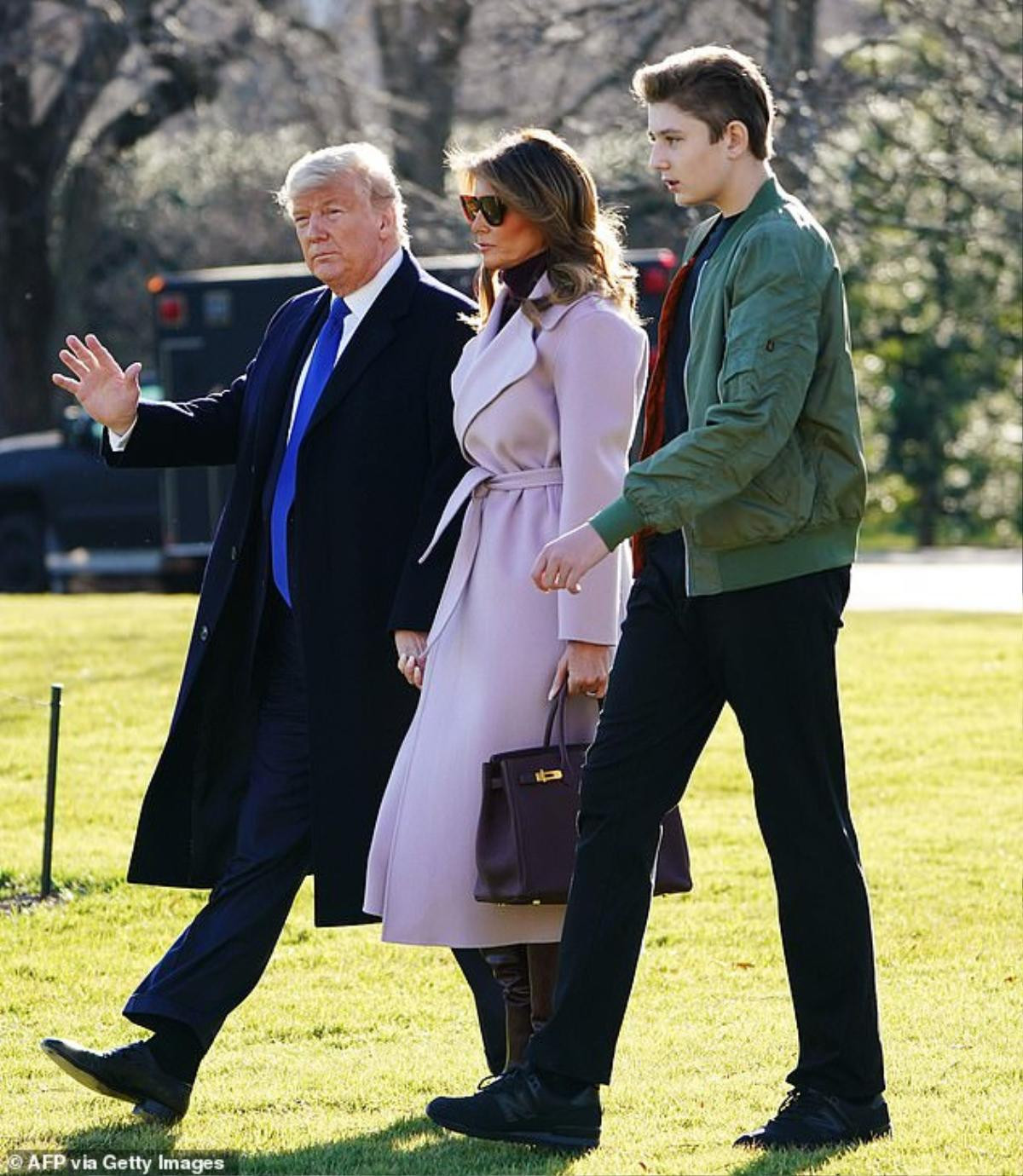 'Mượn' áo khoác của mẹ đi dự sự kiện gây quỹ, Barron Trump gây sốc vì vẻ điển trai Ảnh 2