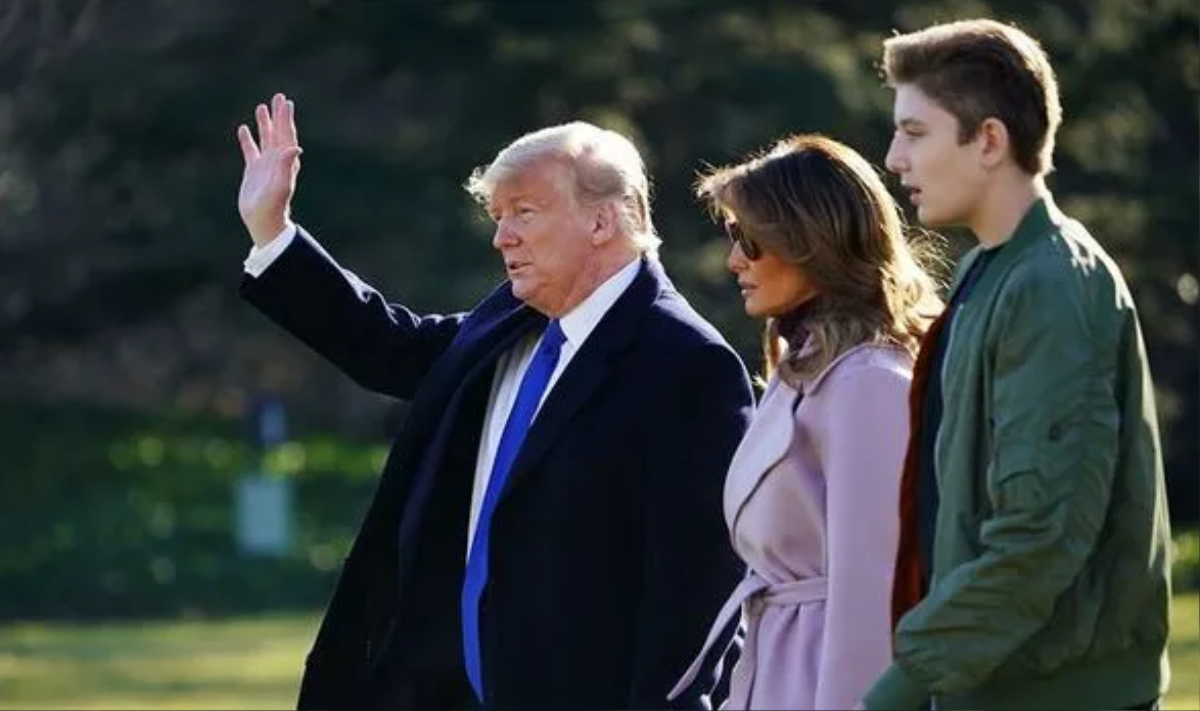 'Mượn' áo khoác của mẹ đi dự sự kiện gây quỹ, Barron Trump gây sốc vì vẻ điển trai Ảnh 4