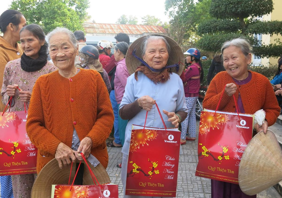 Đến hẹn lại lên, Ngọc Trinh về nơi chôn rau cắt rốn tiếp tục hành trình trao tết yêu thương Ảnh 1