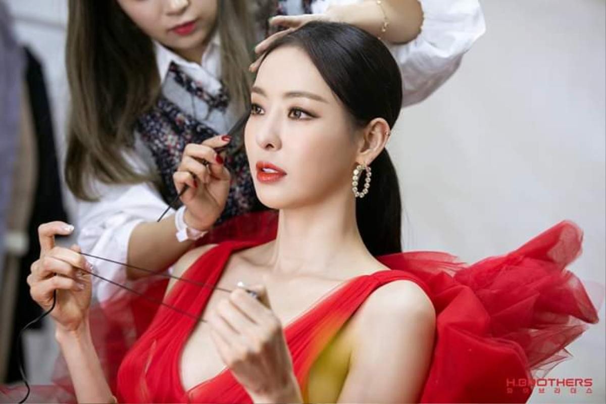 'Ác nữ' Lee Da Hee gây sốt mạng xã hội với loạt ảnh hậu trường xinh đẹp tựa nữ thần Ảnh 4