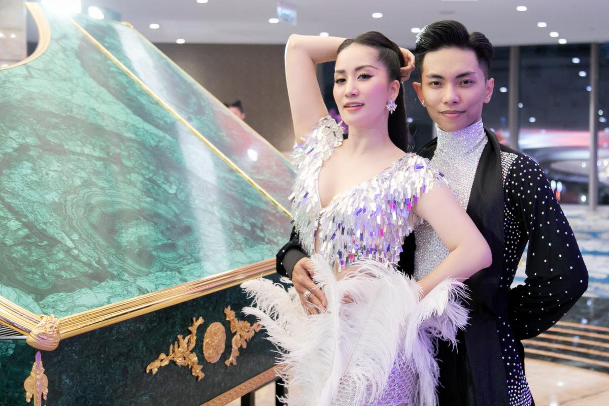 Khánh Thi - Phan Hiển say đắm khiêu vũ bên nhau trong show cuối cùng trước khi nghỉ Tết Ảnh 4