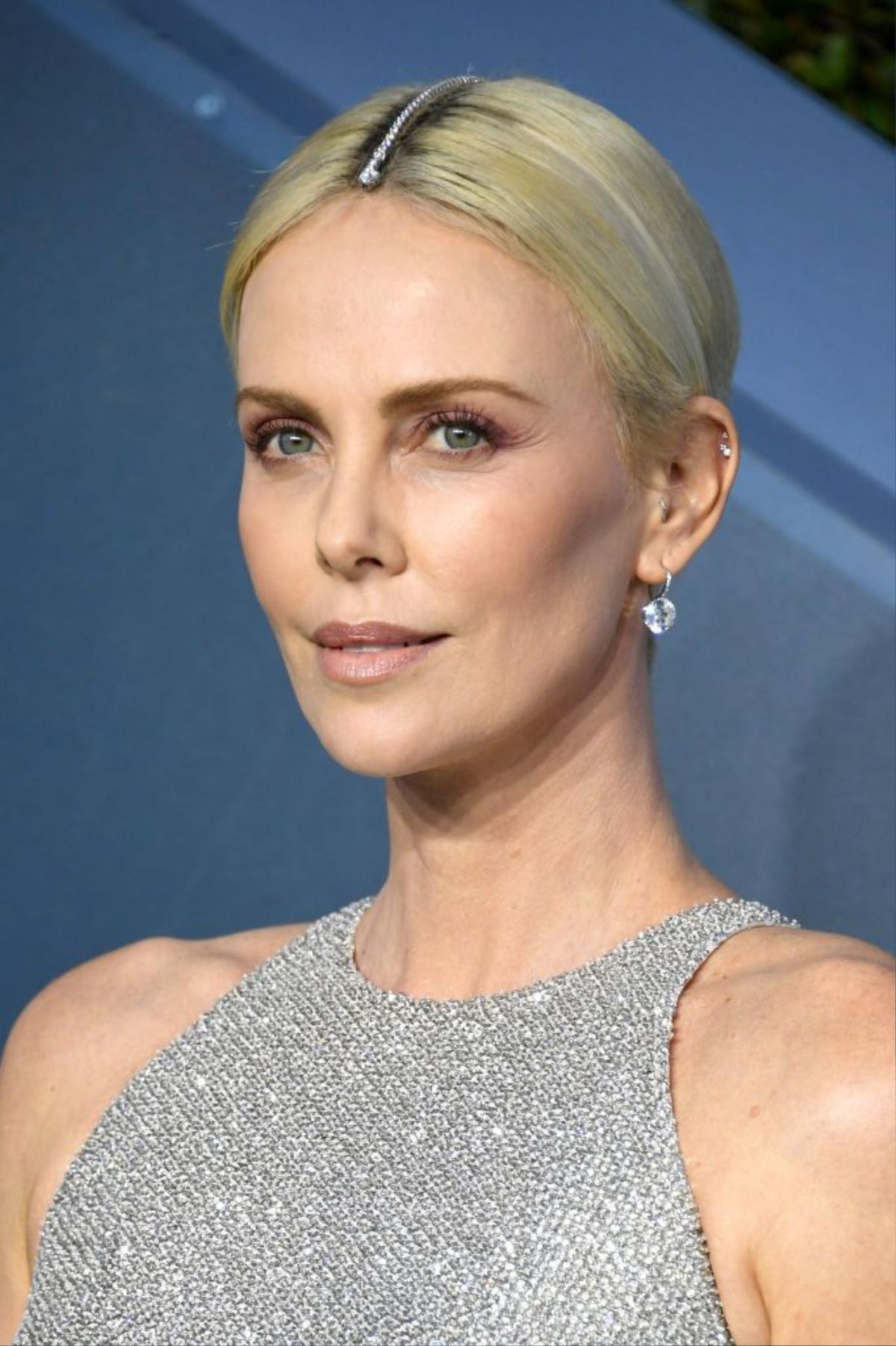 Tết đến nơi mà chưa được làm tóc, đây là cách Charlize Theron che chân tóc chưa nhuộm Ảnh 2