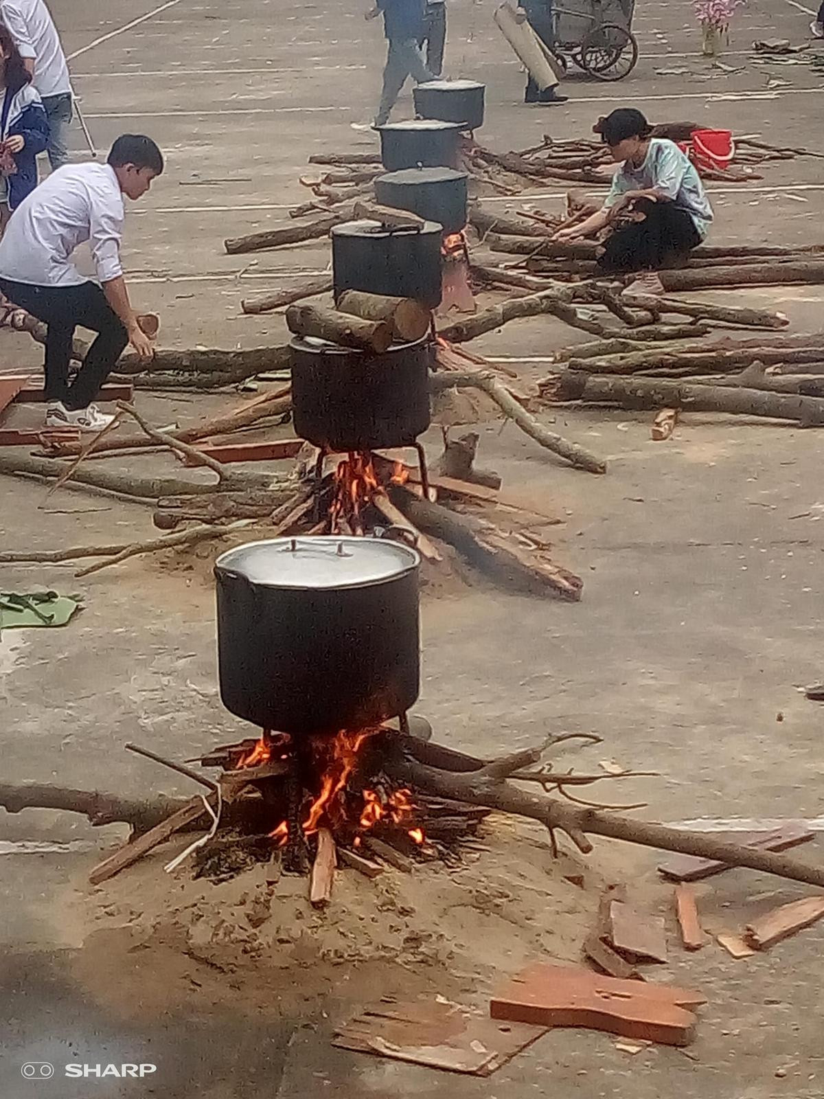 Hình ảnh những nồi bánh chưng rực lửa những ngày cận Tết khiến bao thế hệ bồi hồi Ảnh 3