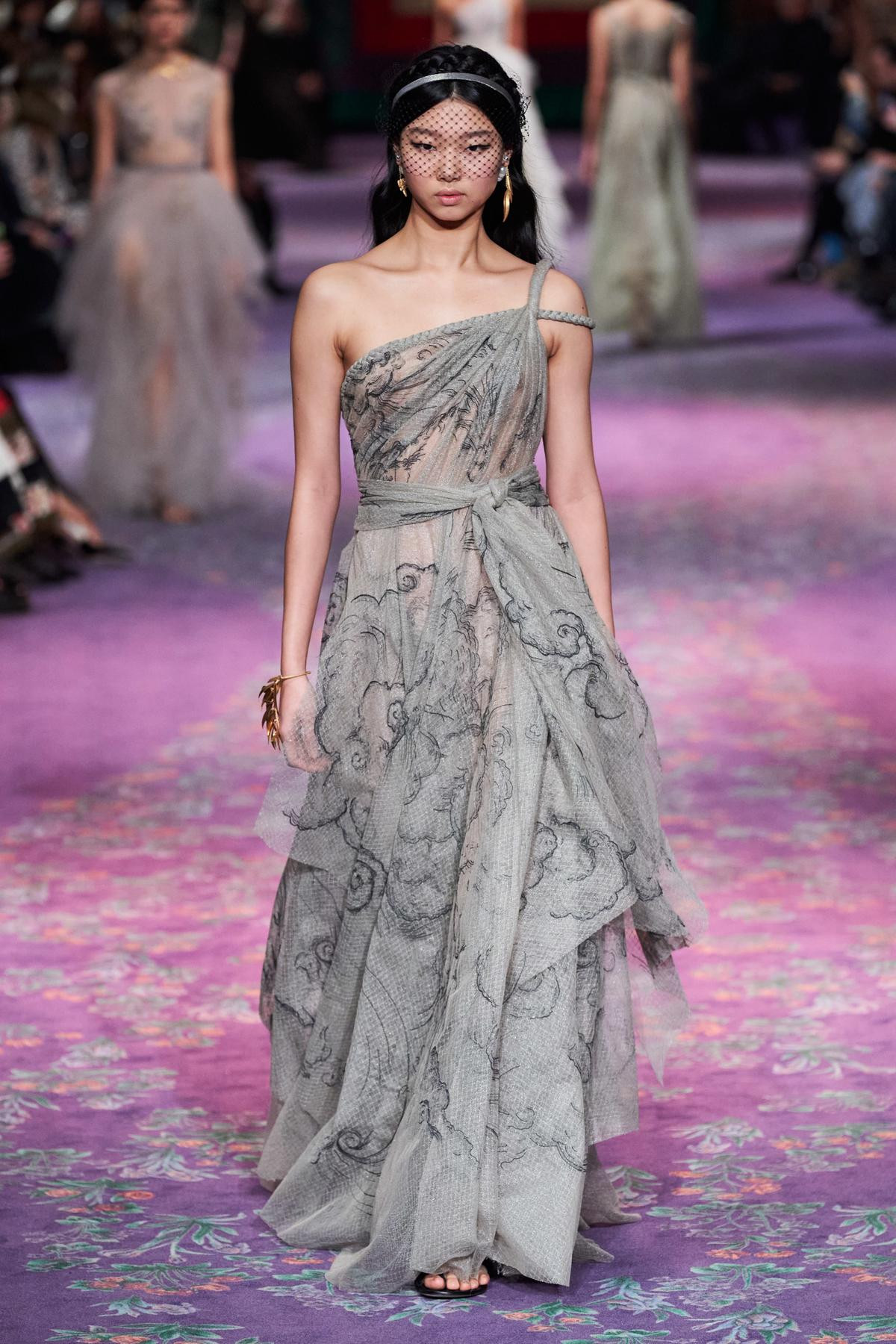 Couture Dior Xuân, Hè 2020 - khi những nữ thần vàng vút bay trên sàn runway Ảnh 12