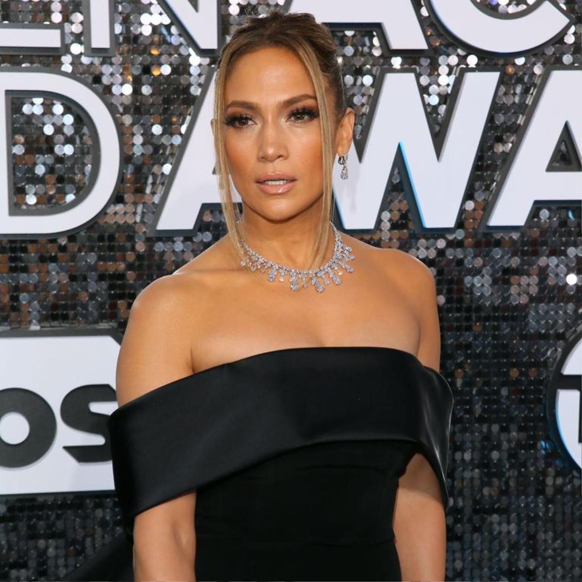 Hoảng hồn với bộ trang sức hơn 200 tỷ VNĐ của Jennifer Lopez tại lễ trao giải SAG Awards Ảnh 3