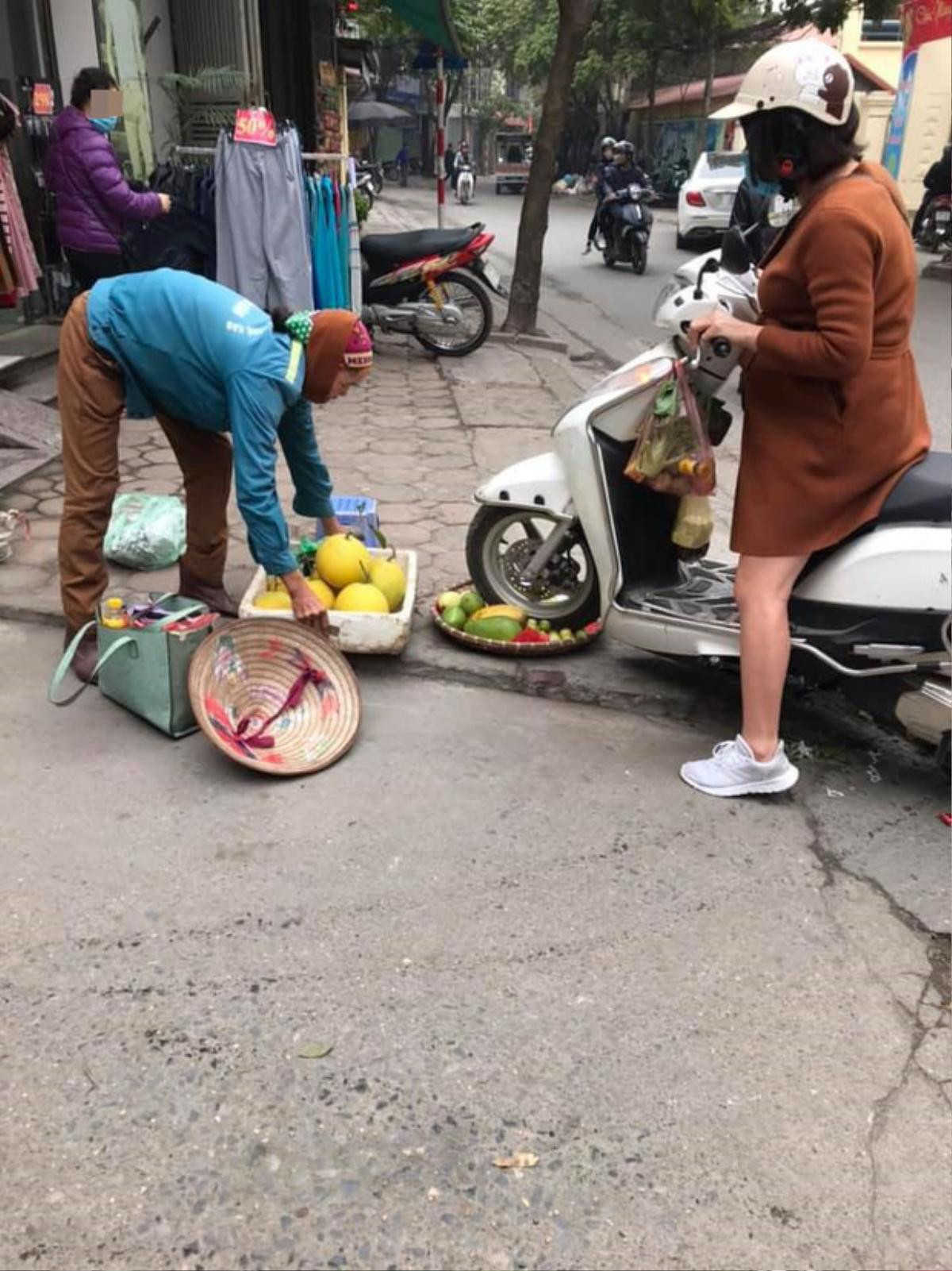 Người phụ nữ phi xe cán nát mẹt hoa quả của bà cụ bán hàng rong khiến cộng đồng mạng phẫn nộ Ảnh 2