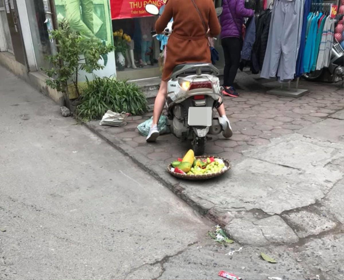 Người phụ nữ phi xe cán nát mẹt hoa quả của bà cụ bán hàng rong khiến cộng đồng mạng phẫn nộ Ảnh 3