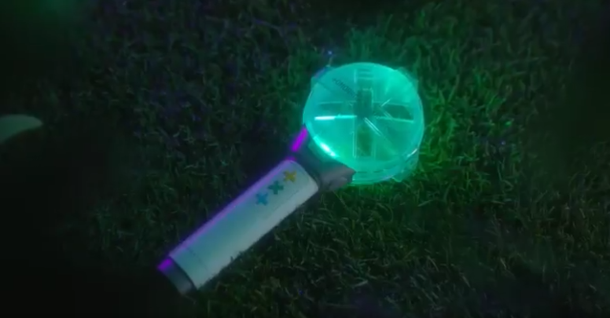 Vừa công bố lightstick, TXT đã vấp phải sự phản đối mạnh mẽ từ Shawol vì tương đồng với màu của SHINee Ảnh 2