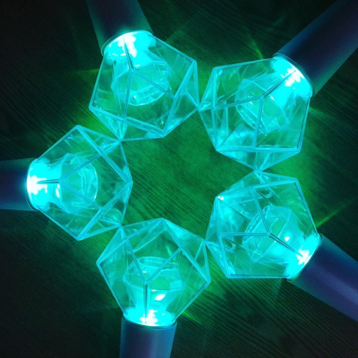 Vừa công bố lightstick, TXT đã vấp phải sự phản đối mạnh mẽ từ Shawol vì tương đồng với màu của SHINee Ảnh 3