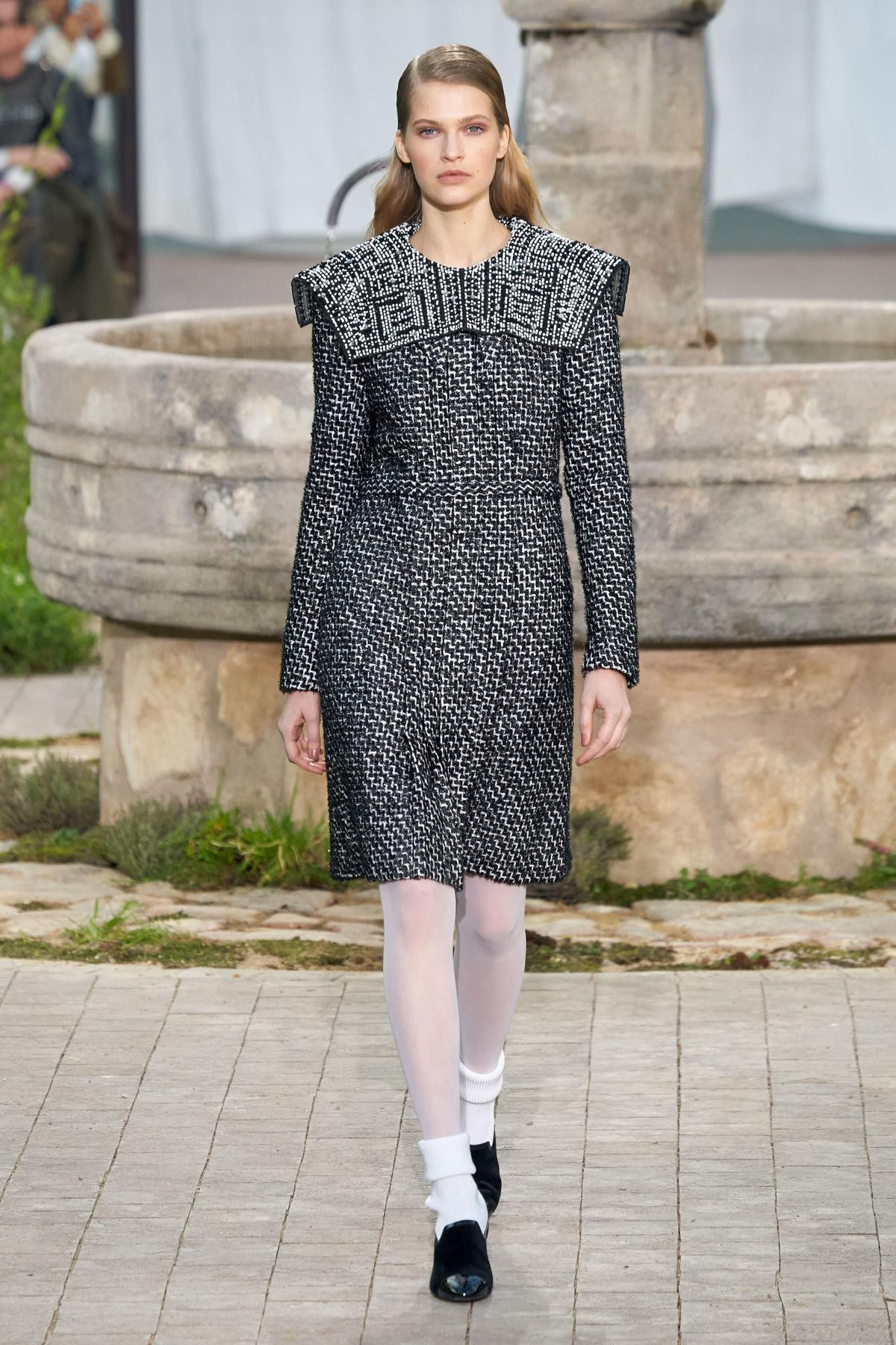 Chanel Couture 2020 - khi tuổi thơ khốn khó trong tu viện trở thành nguồn cảm hứng nên thơ Ảnh 2