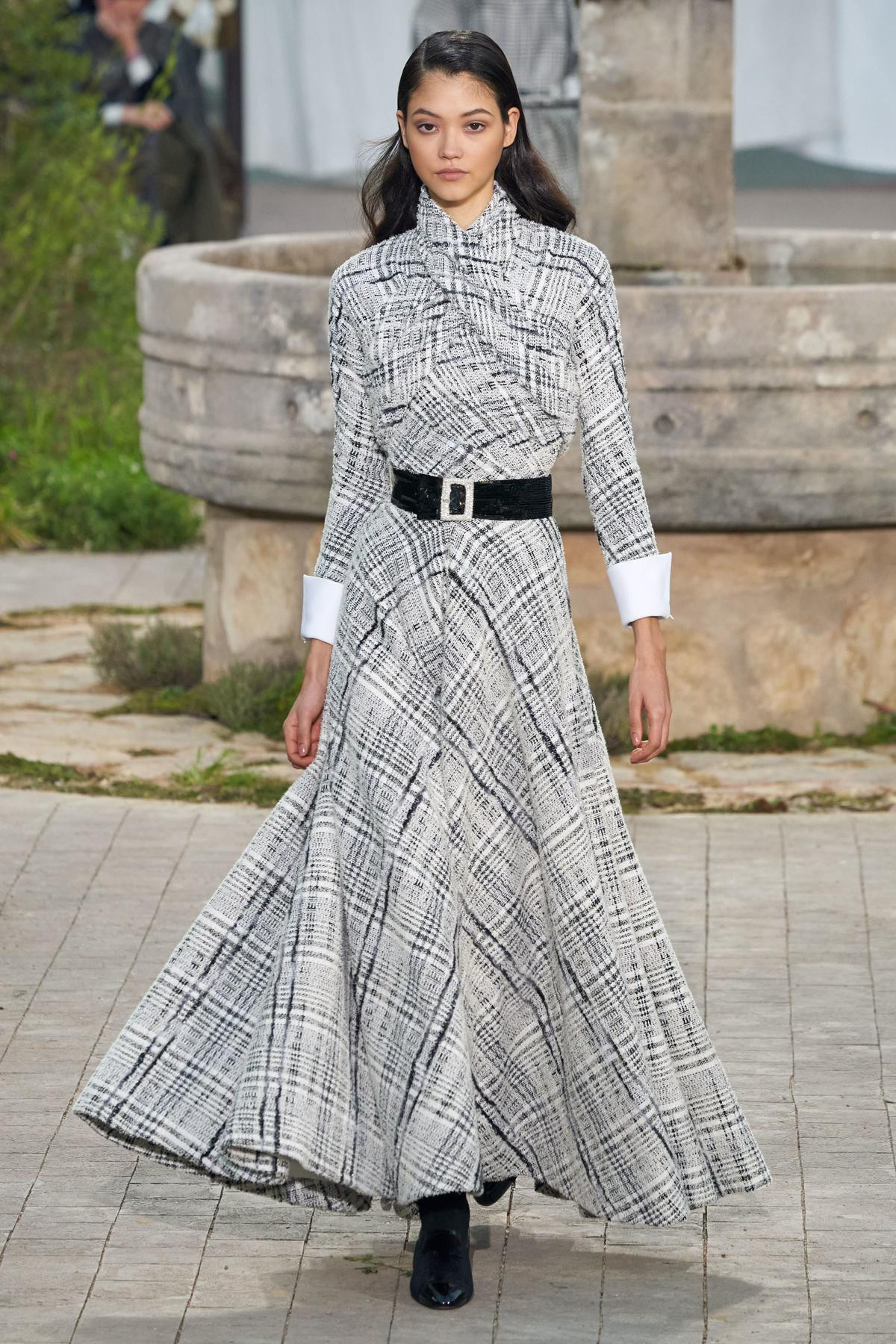 Chanel Couture 2020 - khi tuổi thơ khốn khó trong tu viện trở thành nguồn cảm hứng nên thơ Ảnh 5