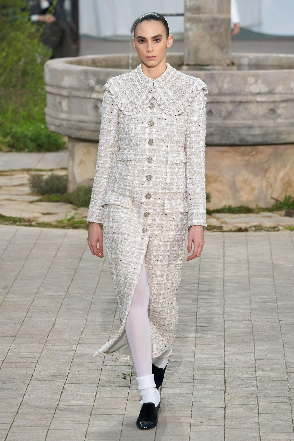 Chanel Couture 2020 - khi tuổi thơ khốn khó trong tu viện trở thành nguồn cảm hứng nên thơ Ảnh 8